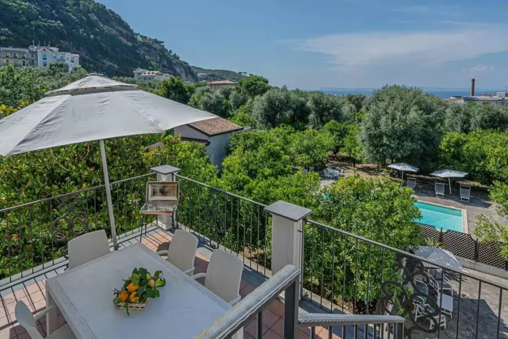 Casa Gege', for up to 5 guests, shared pool, Sorrento center