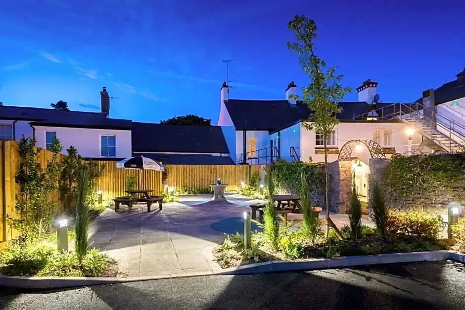 Three Salmons Hotel