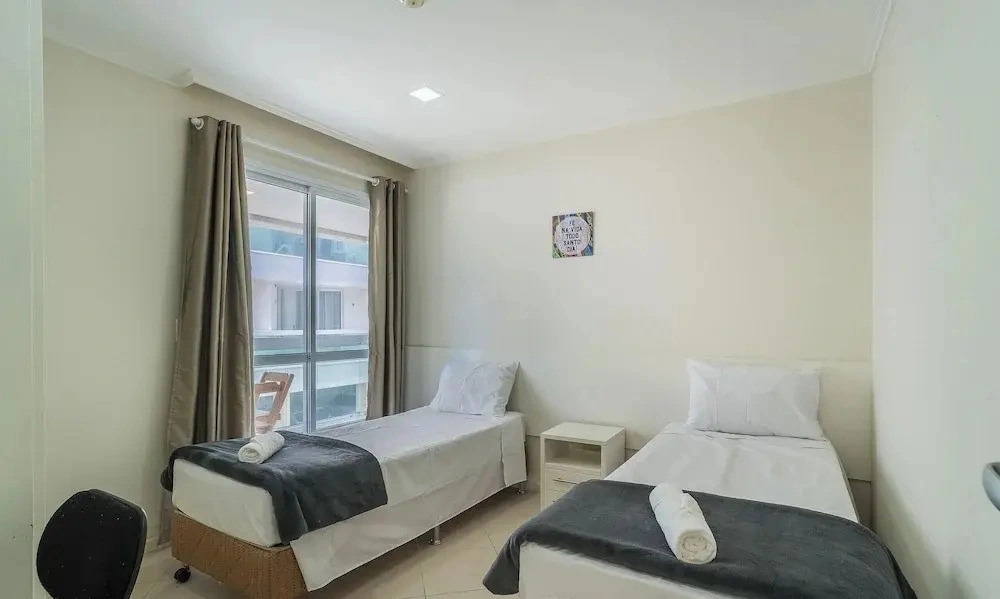 Beachfront Condominium w/ Pool in Morro das Pedras - Pros