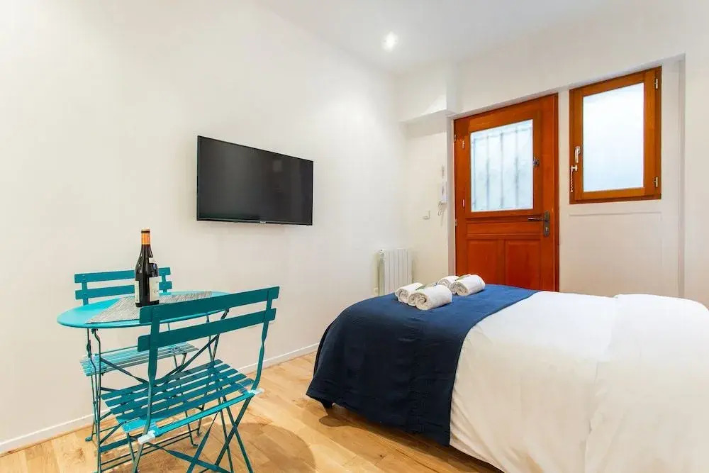 Cosy flat Eiffel tower