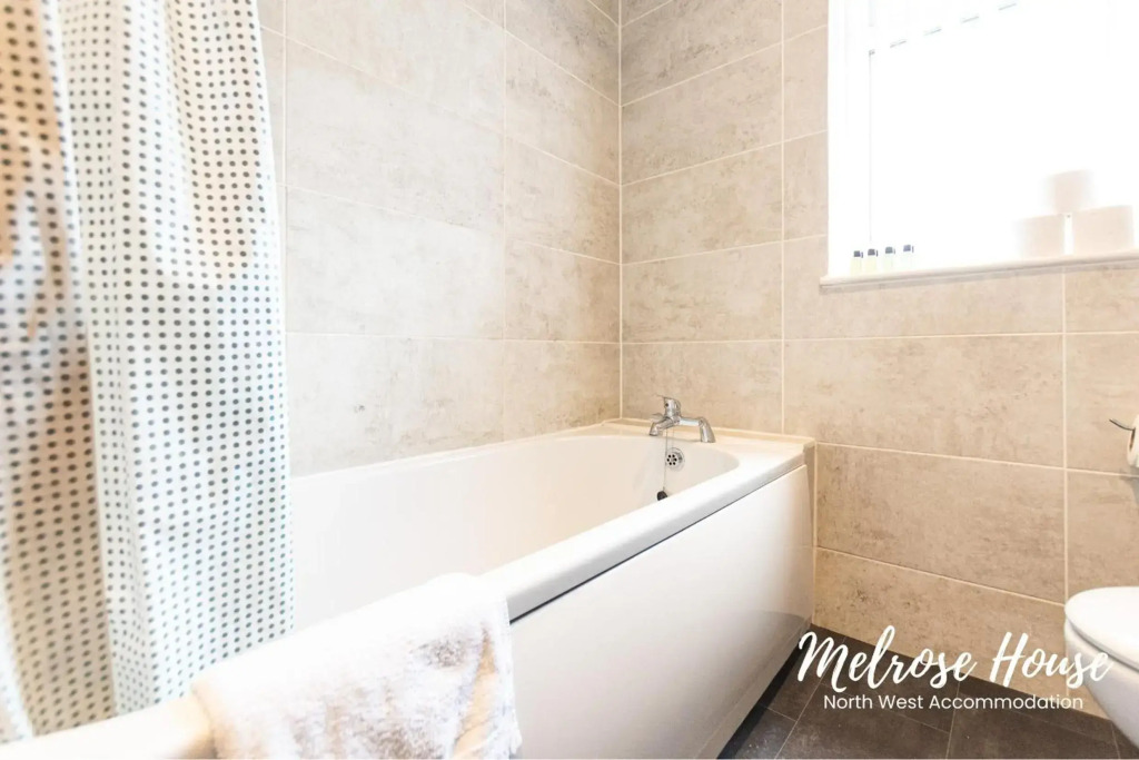 Newly Refurbished 2-Bedroom Home in Manchester 10 Mins from City Centre with free WiFi by North West Accommodation