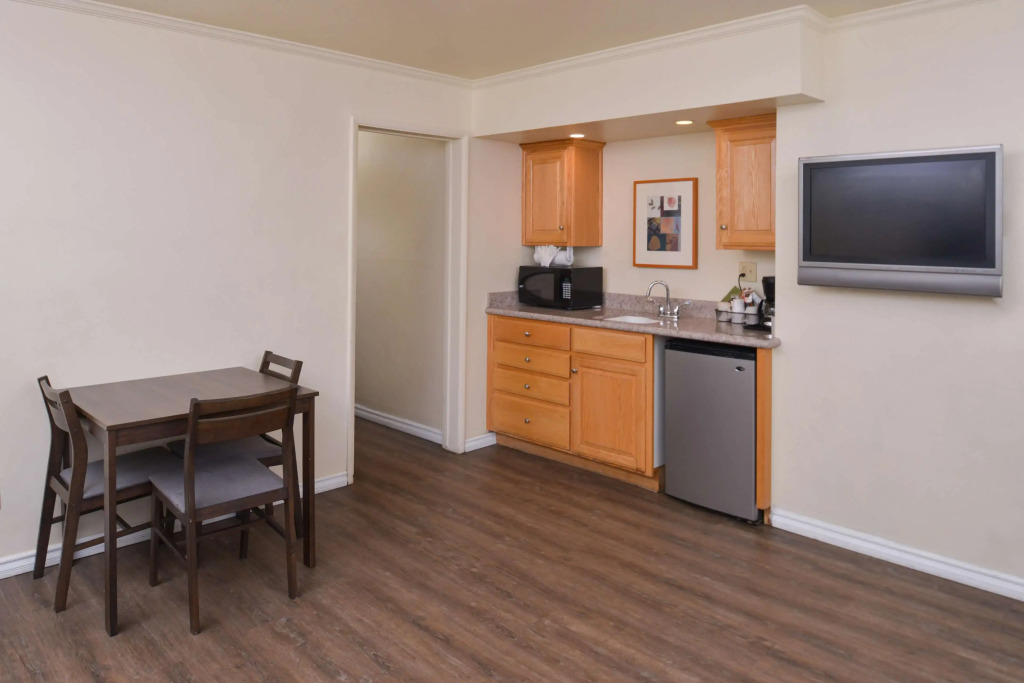Edgewater Inn and Suites
