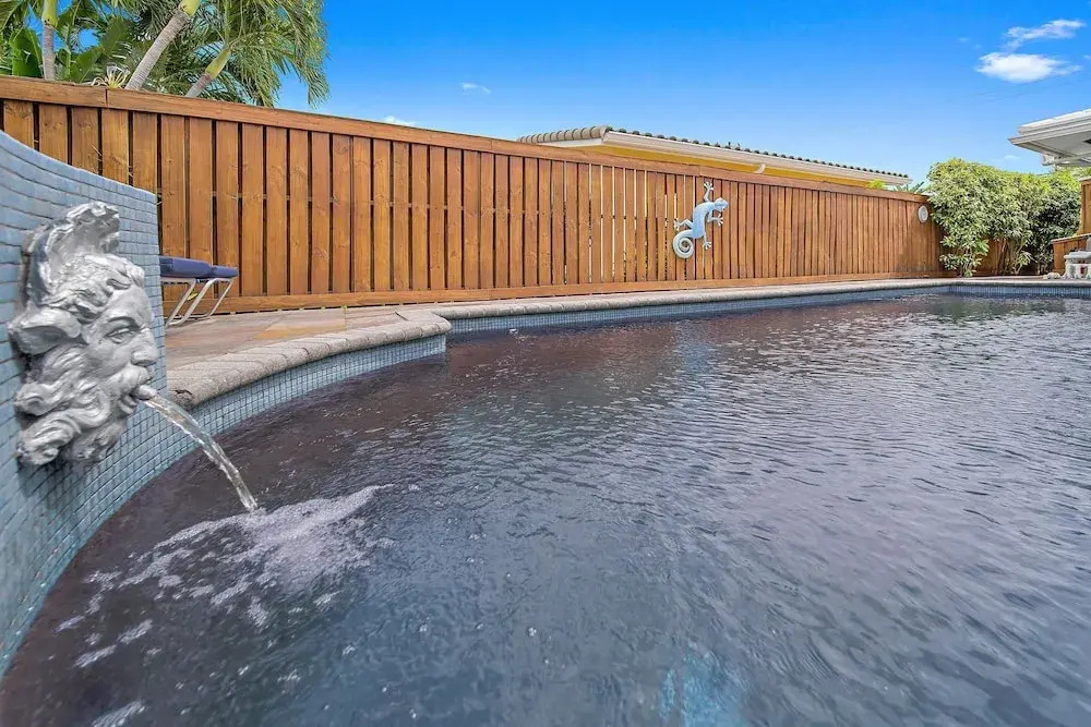 Upscale Modern Beach W/ Saltwater Pool 3 Bedroom Home