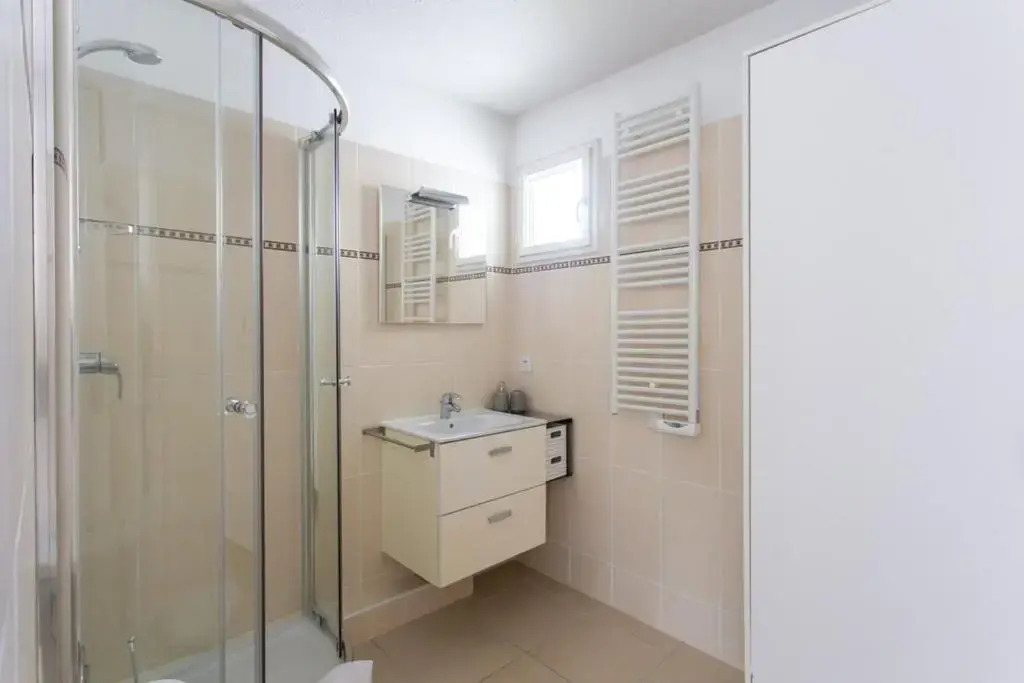 Air-conditioned studio with furnished terrace and parking