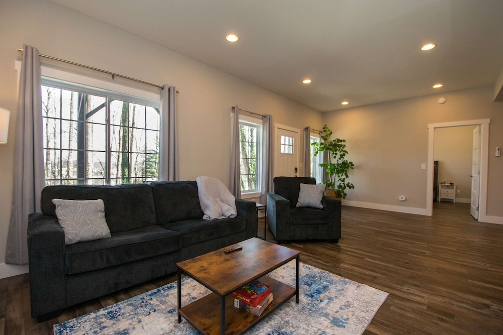 Lower Level Retreat w Free Tix Private Cozy
