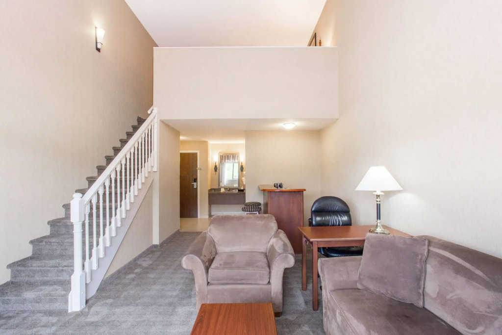 Ramada by Wyndham Kelowna Hotel & Conference Center