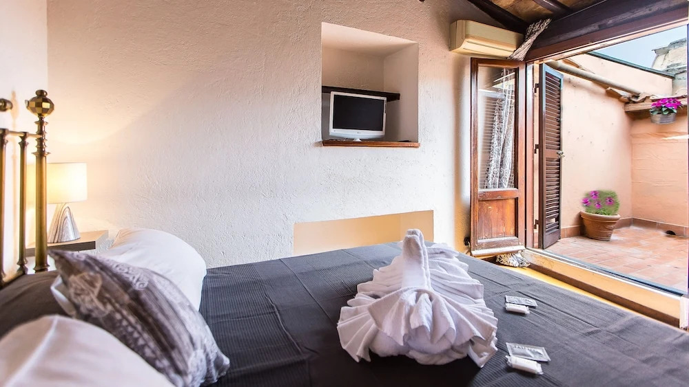 Rental in Rome Arco della Ciambella Penthouse