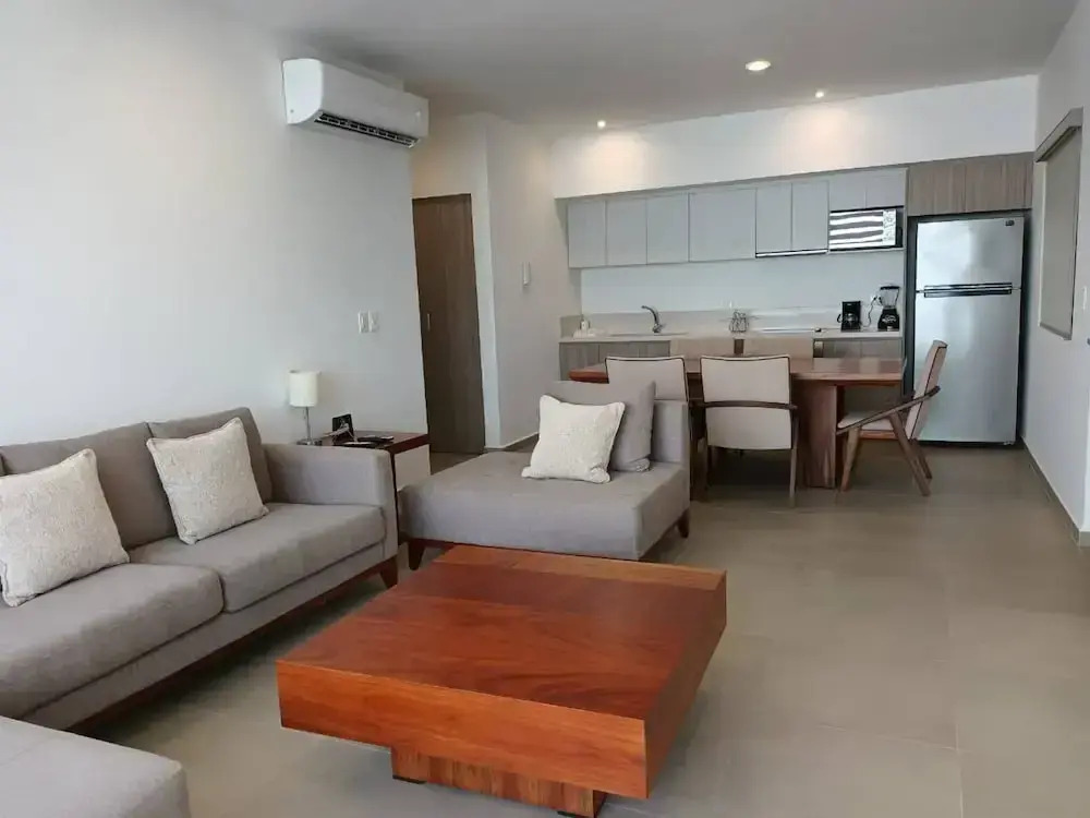 One Bedroom, Great Location Steps From the Beachh, Beautiful Roof Top View!