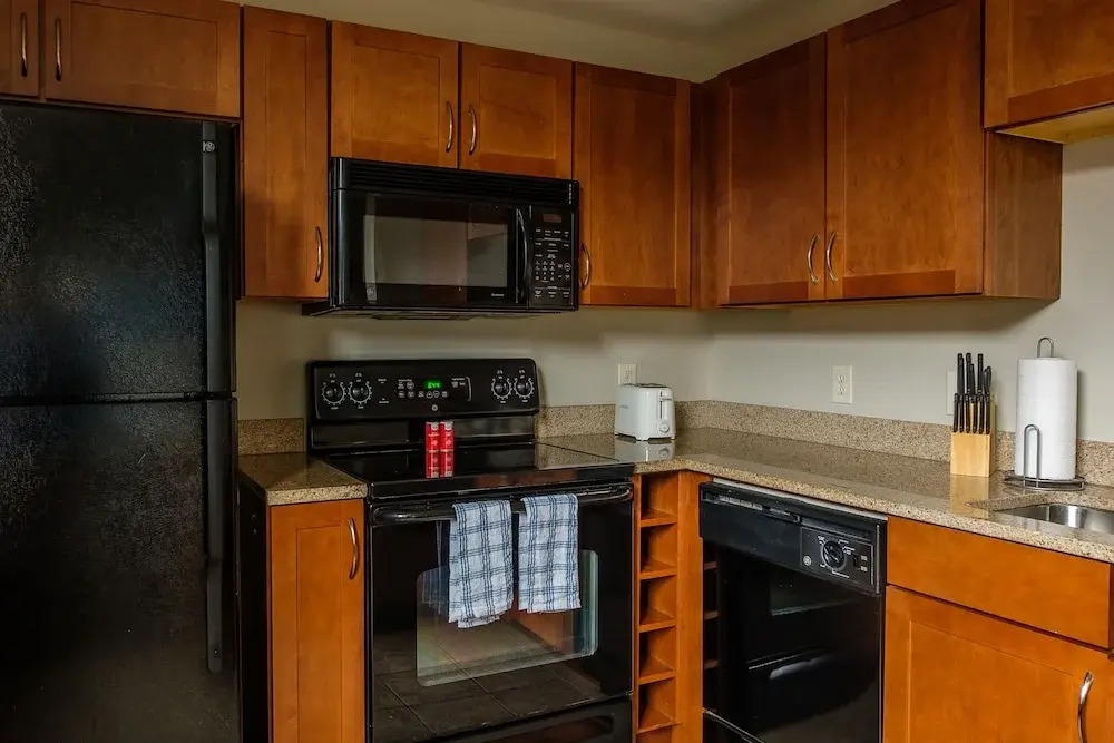 2 BR Weston Apt by Frontdesk