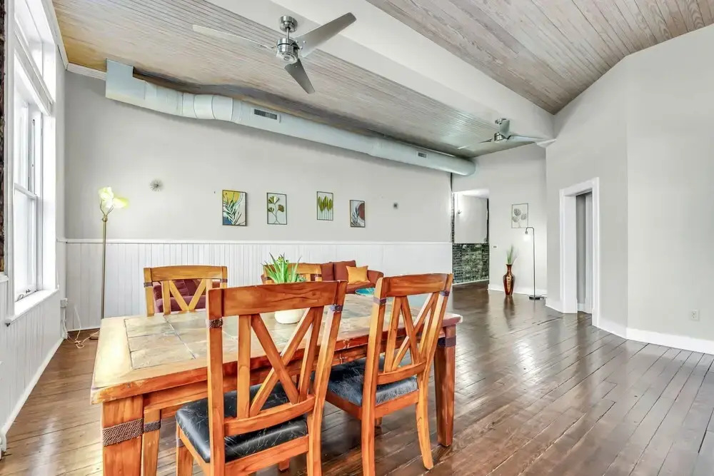 Elm St. Retro Retreat - Downtown Condo