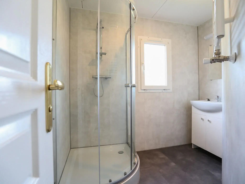 Nice chalet in a holiday park directly on the recreational lake and the Veluwe
