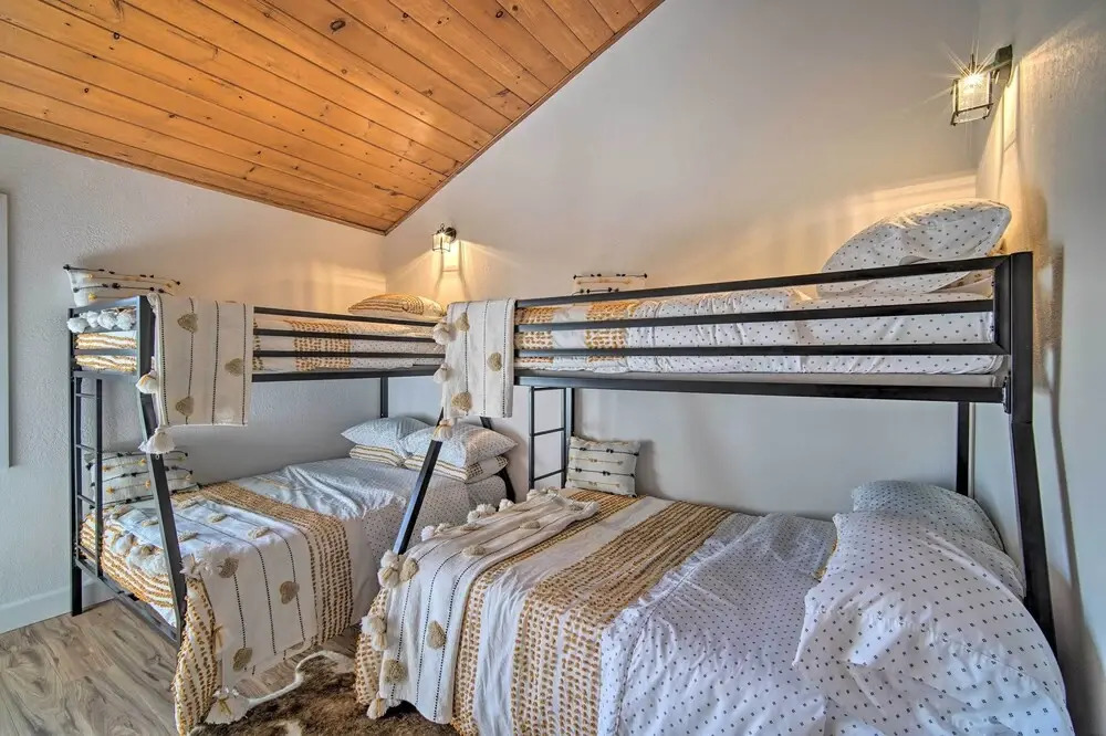 Picturesque Cabin: 2 Balconies, Walk to Lake!