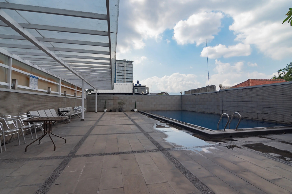 Urbanview Hotel Newton Riau Bandung by RedDoorz