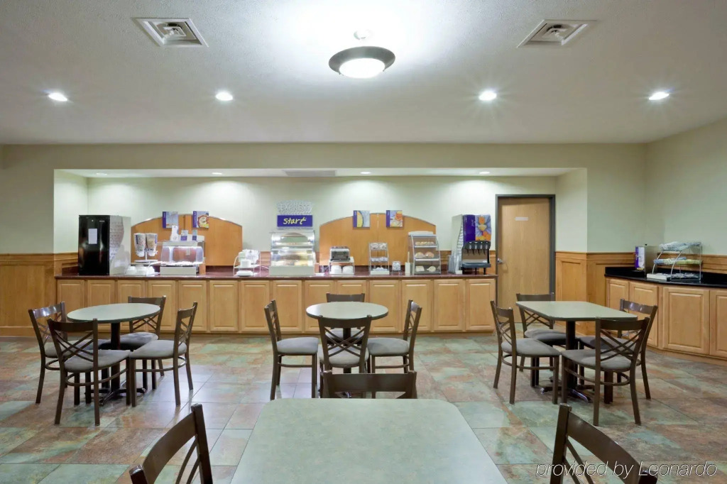 Holiday Inn Express & Suites Lincoln South by IHG