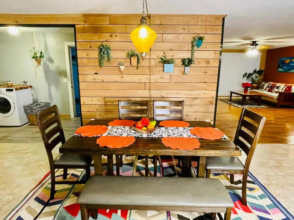 Welcome! Colorful 50's Ranch in the Heart of Eugene