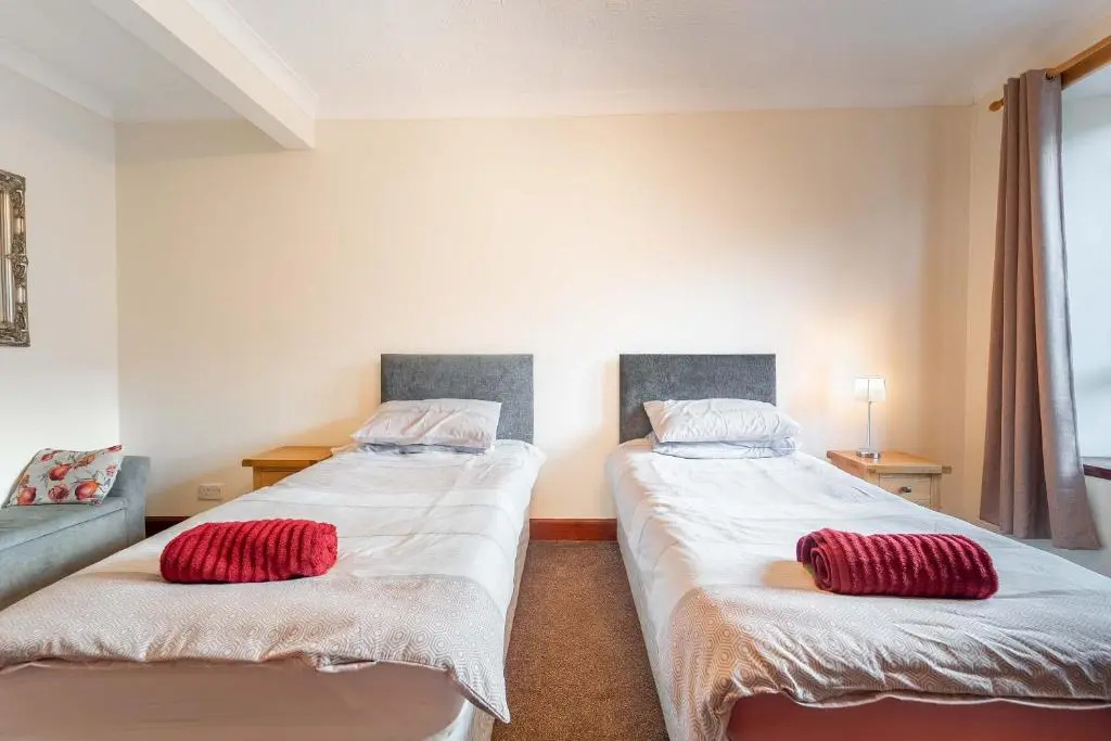 Prime location rooms in high street