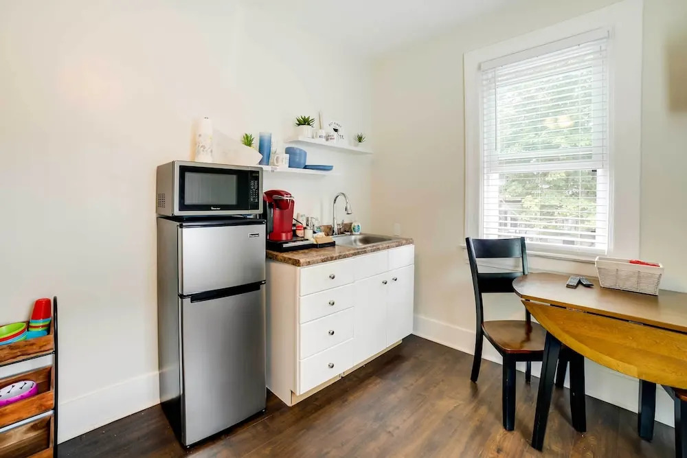 Walk to Walnut St: Pet-friendly Pittsburgh Home!
