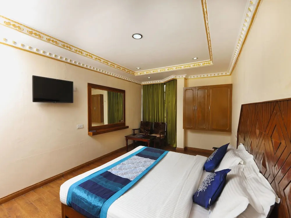 OYO 13807 Hotel Gurupriya
