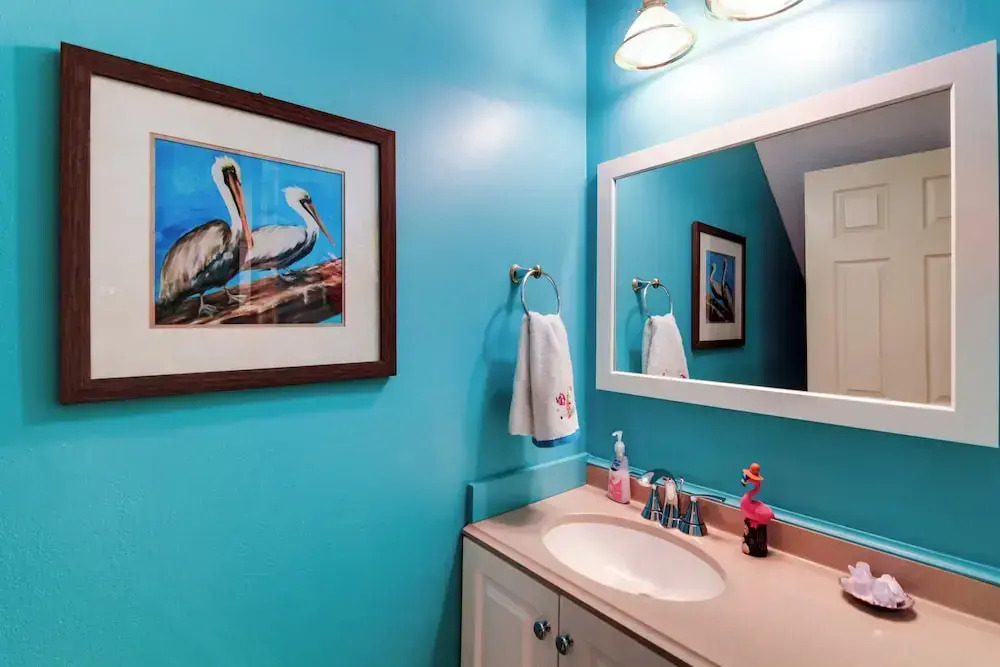 Destin Townhome w/ Balcony - Walk to the Beach!