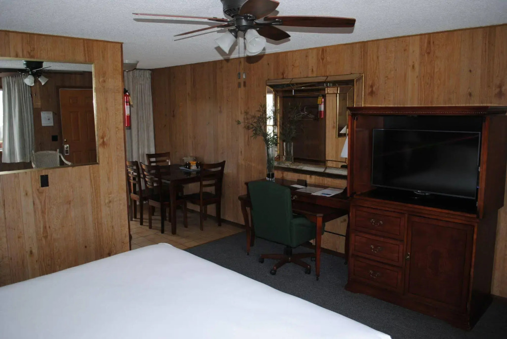 Daunts Albatross Motel