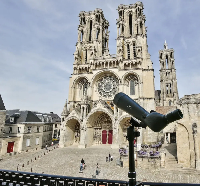 Logis du Parvis ***Face Cathédrale/in front of the Cathedral***