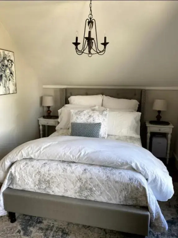 The Farmhouse Inn & Kitchen, 2 blocks from Downtown Whitefish, Montana
