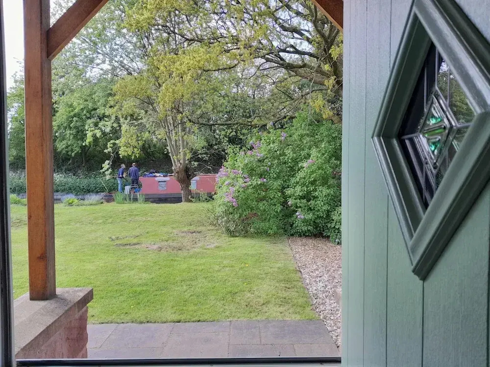 Canal-side 5-bed Cottage - Sleeps 10, Pet Friendly