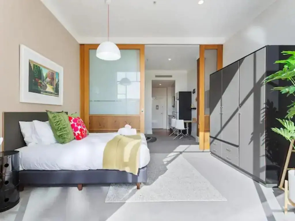 Lovely Bright Apt w/ Pool and Gym by Zodiak Stays