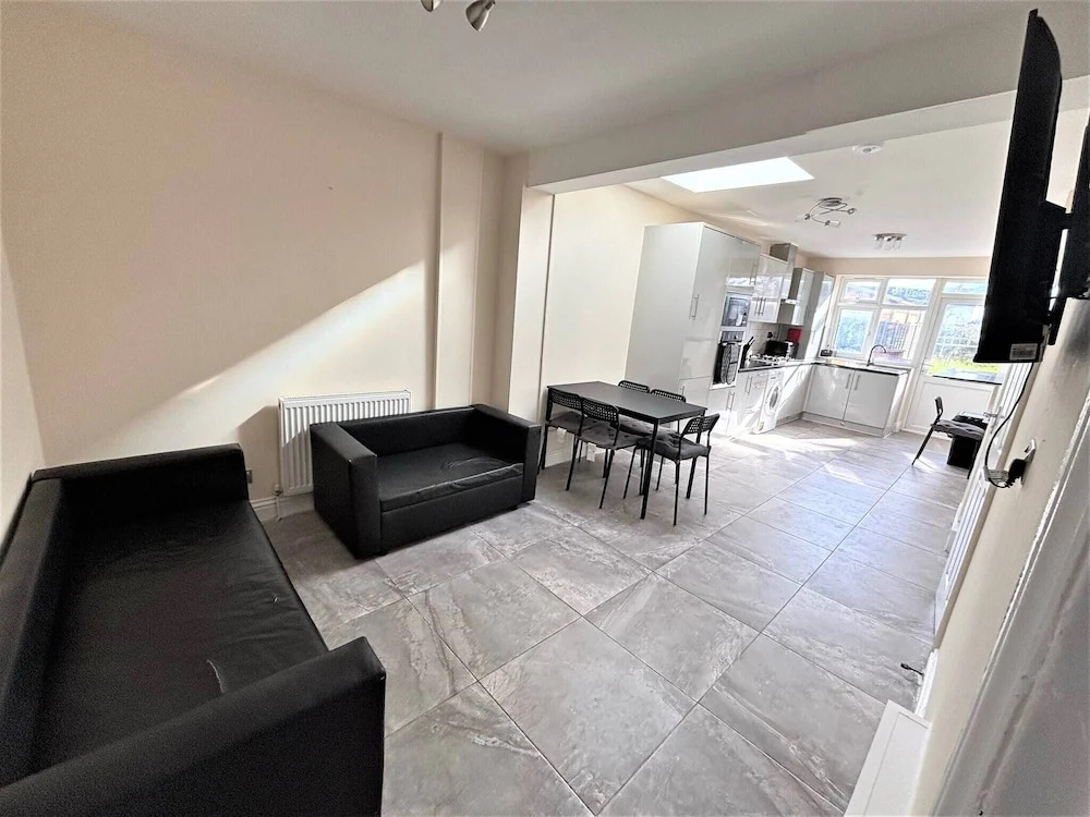 Large & Cozy 5-bed House in a Quiet Dagenham Area