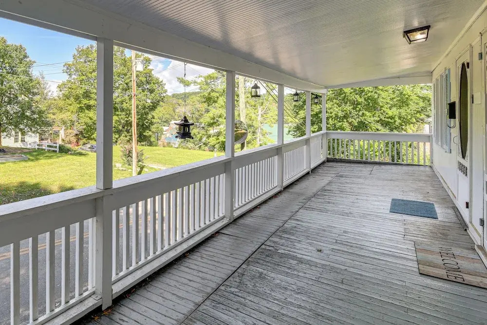 Walk to Main Street! Home in Historic Jonesborough