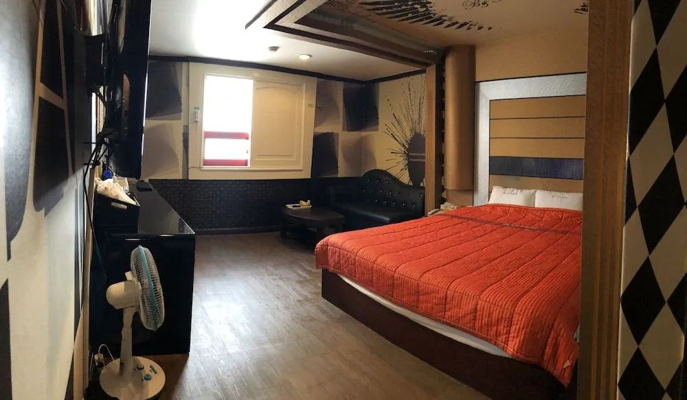 Public Hotel