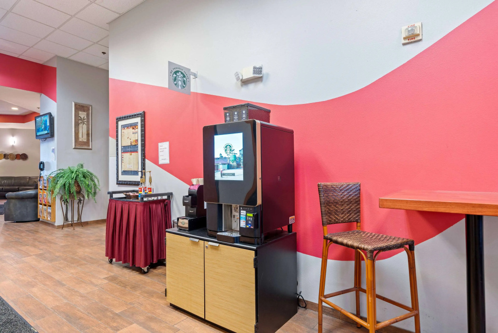 Ramada by Wyndham Sioux Falls Airport - Waterpark Resort & Event Center