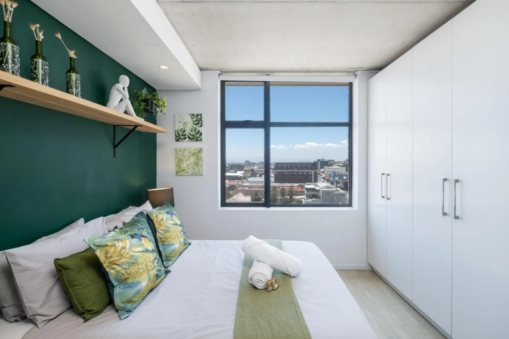 Modern Two Bedroom Unit, Mountain & Harbour Views