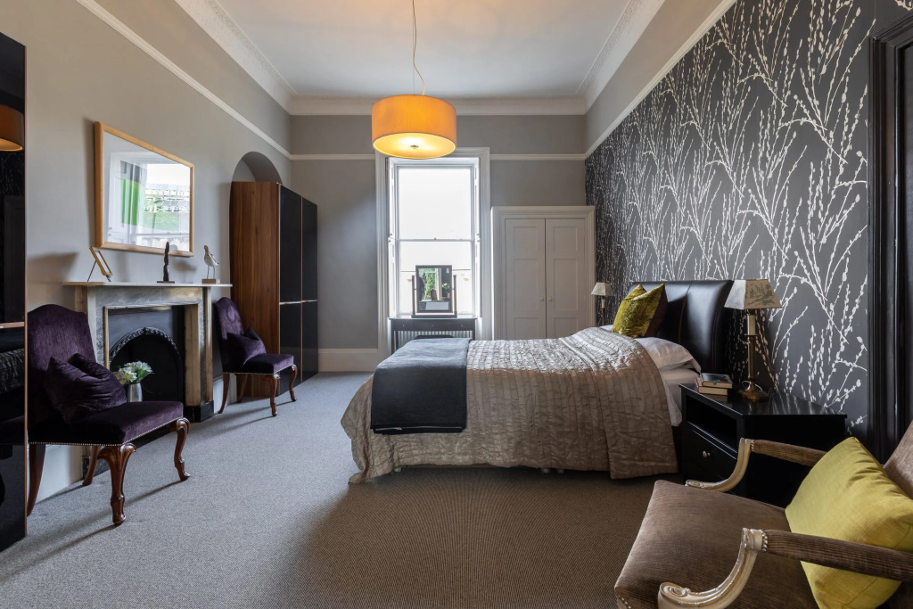 Spacious, Light-filled Period Apartment - Central Bath