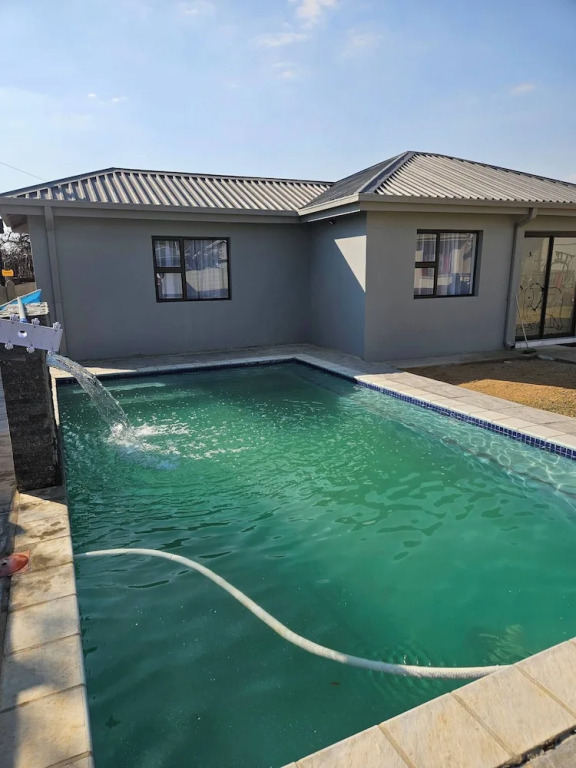 Luxurious Holiday House in Kempton Park With Pool Access