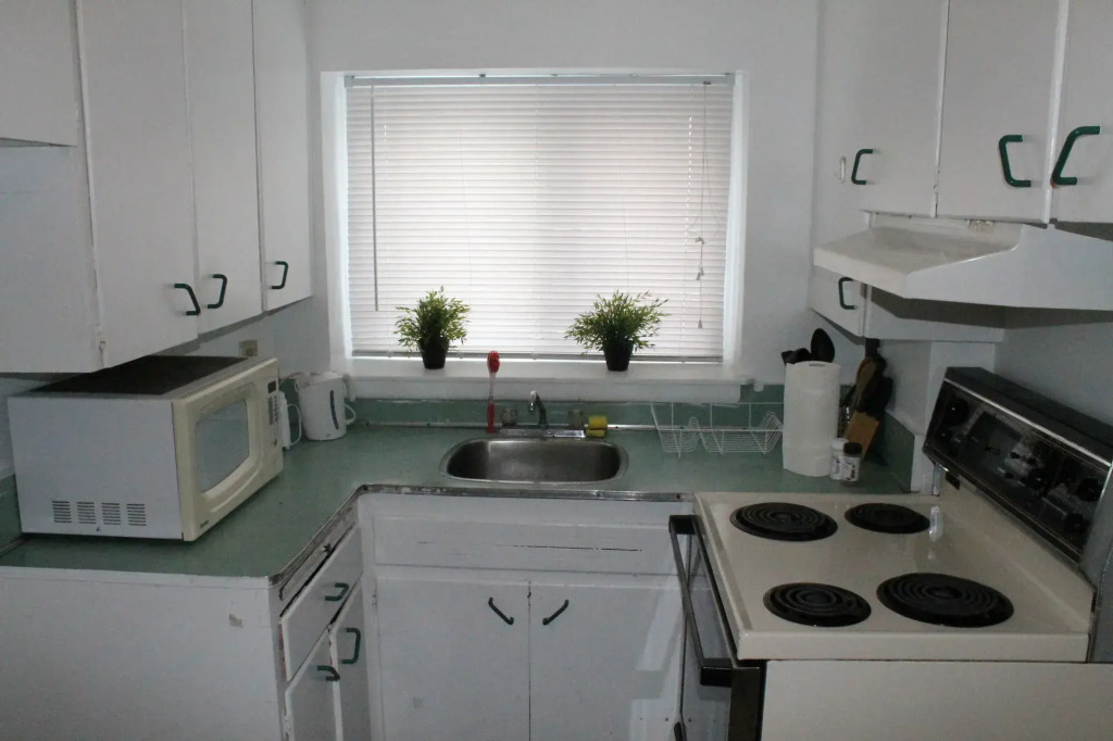 Adib Apartments - 625 Borthwick Ave
