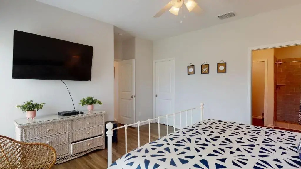 CLP804 Upscale 5 Bedroom Home, Close to Beach with Boardwalk, Community Pool