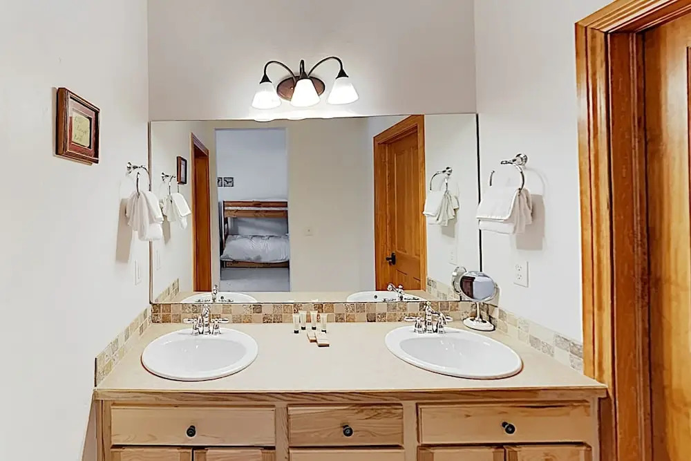 Classy W/ Private Hot Tub & Garage 3 Bedroom Condo