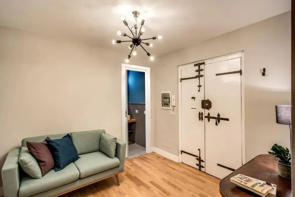 Trevi Fountain Superior 3 bdr apartment