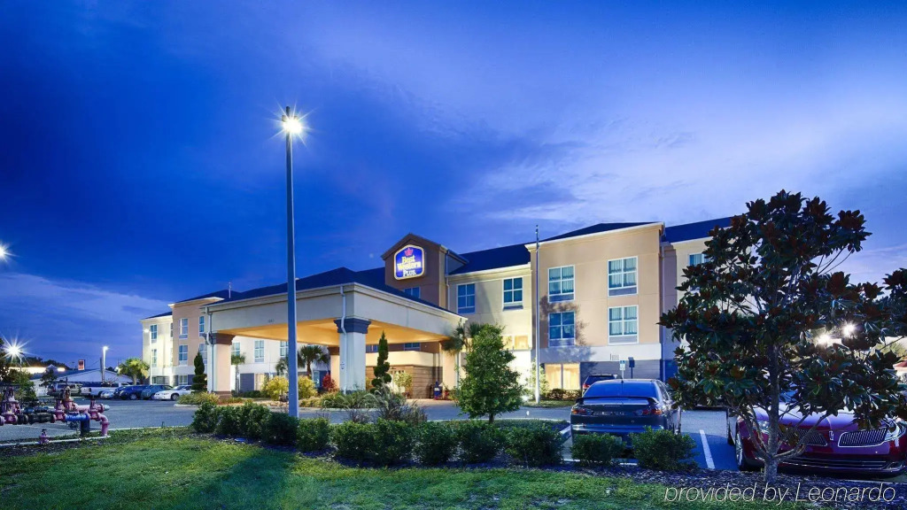 Best Western Plus Chain of Lakes Inn & Suites