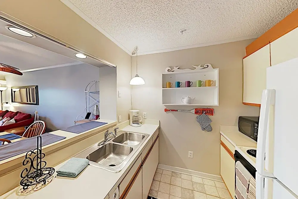 New Listing! Top-floor - Pool, Walk To Beach 2 Bedroom Condo