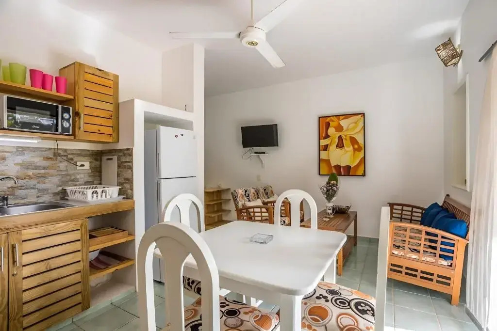 Apartment with pool & garden in beach area