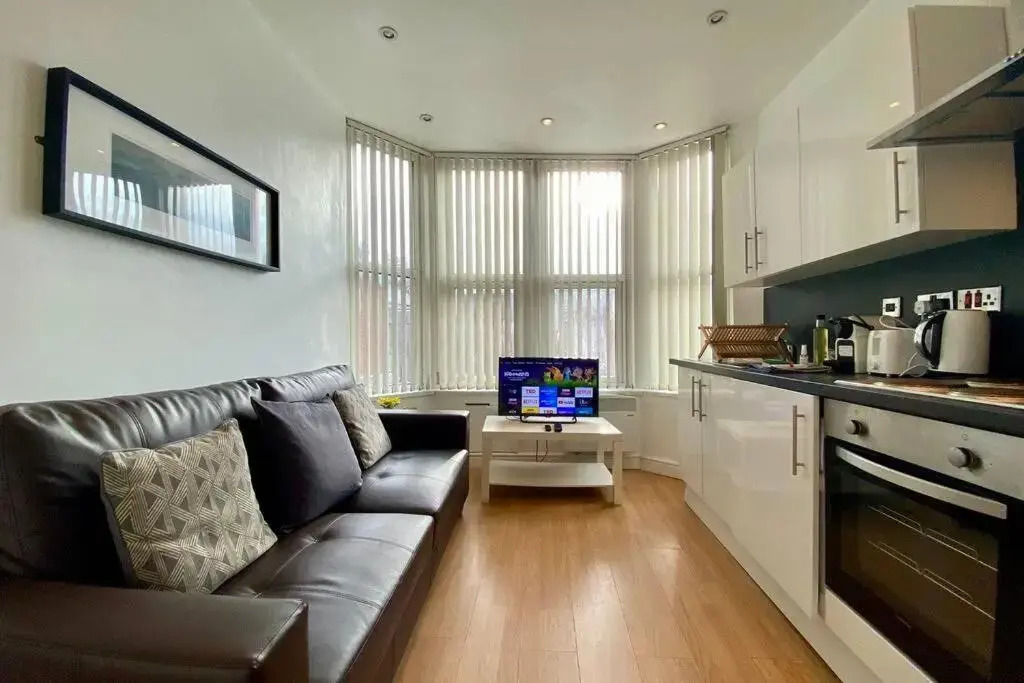 2 Bedroom Apartment Near City Centre, Uni & Parks!