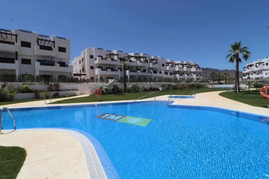 Casa de Femmie apartamento de lujo terraza jardín y piscina comunitaria