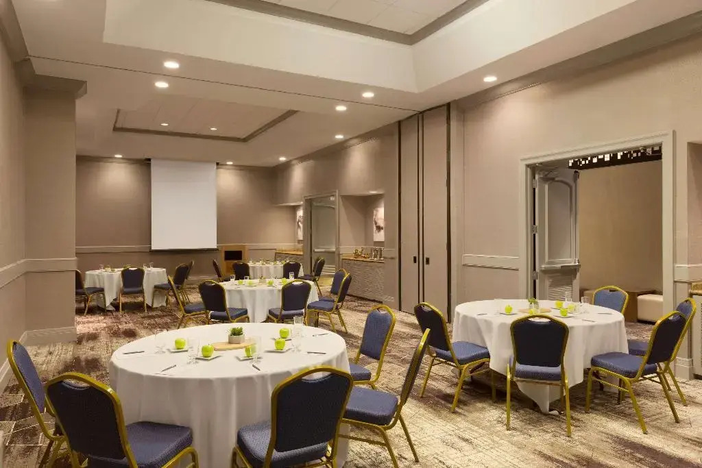 Hilton Phoenix Suites
