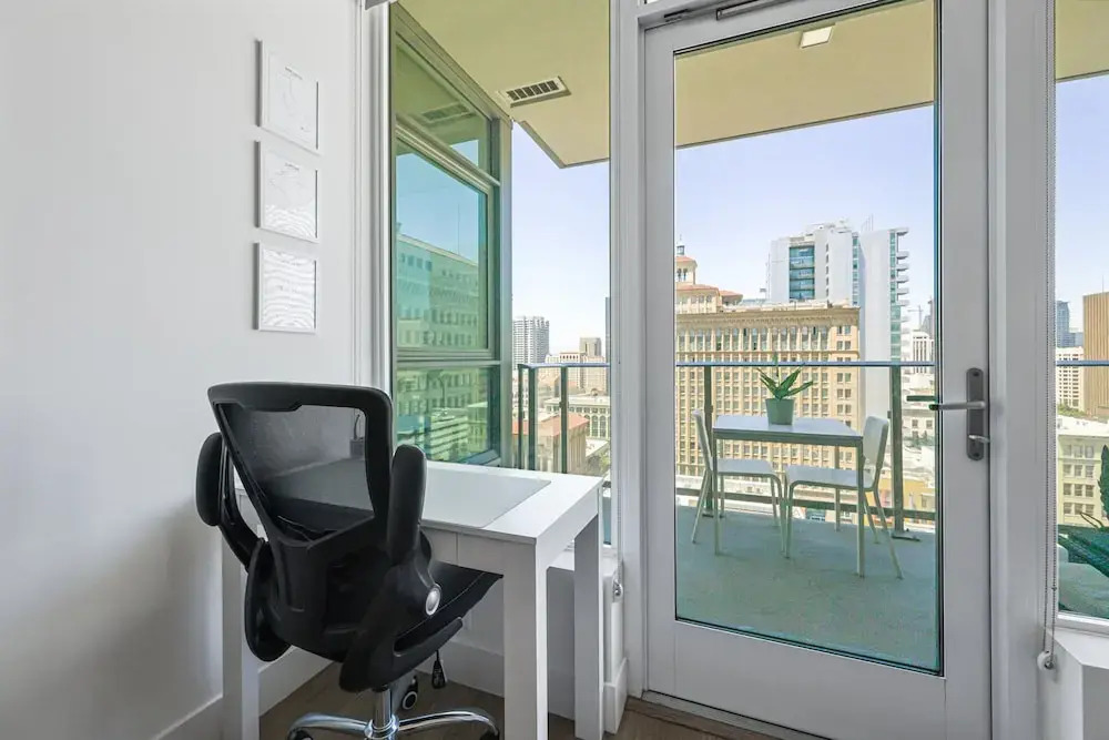 NEW Upscale Downtown San Diego Stay Queen Bed Pool Sauna