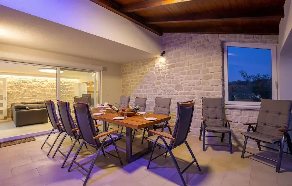 Stunning Home in Lopar with Outdoor Swimming Pool, Hot Tub & 4 Bedrooms