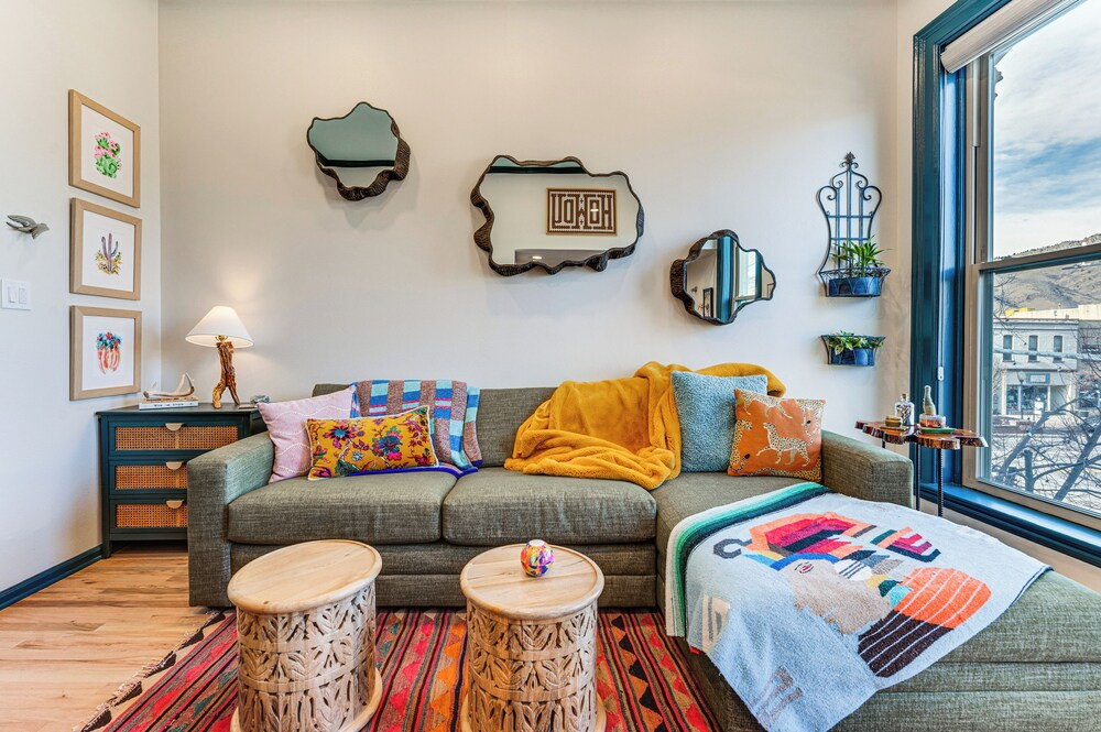 Shop, Dine, Unwind! Couples Retreat in Dtwn Golden