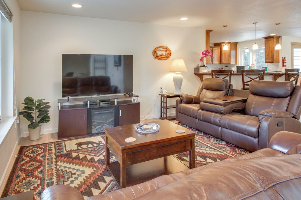 Spacious Bandon Getaway - 2 Blocks to Ocean!