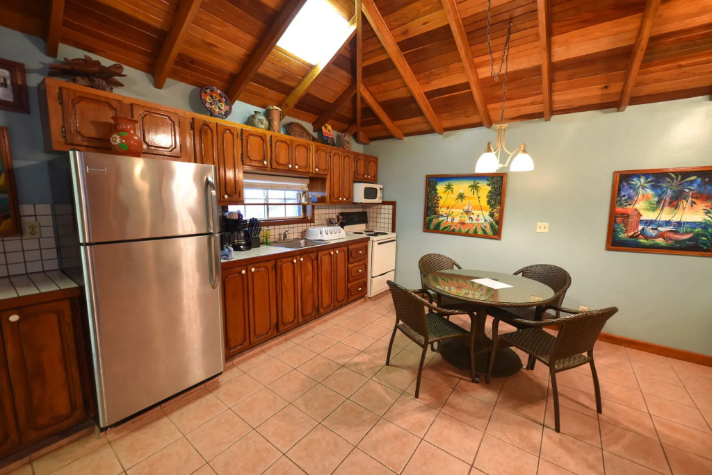 Blue Tang Inn - Beachfront Suites and Pool